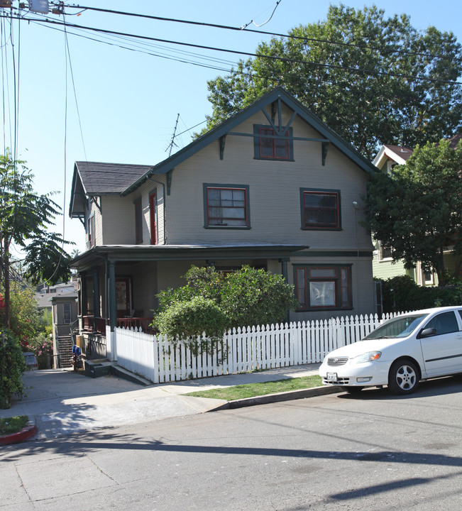 831 Kensington Rd in Los Angeles, CA - Foto de edificio