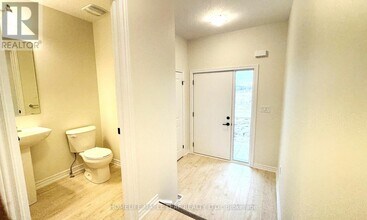 375 Benninger Dr in Kitchener, ON - Building Photo - Building Photo