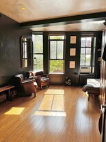 135 Christopher St in New York, NY - Building Photo