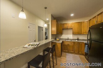 757 Highland Ave, Unit 215N in Needham, MA - Foto de edificio - Building Photo