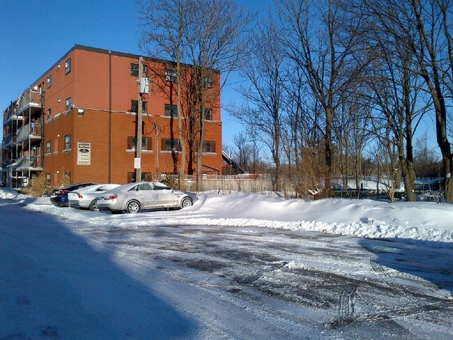 169 Lancaster St W