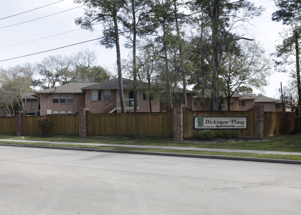 Hollister Apartments in Dickinson, TX - Building Photo