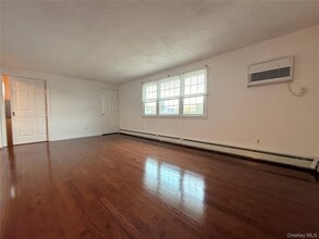 16 James St in Farmingdale, NY - Building Photo - Building Photo