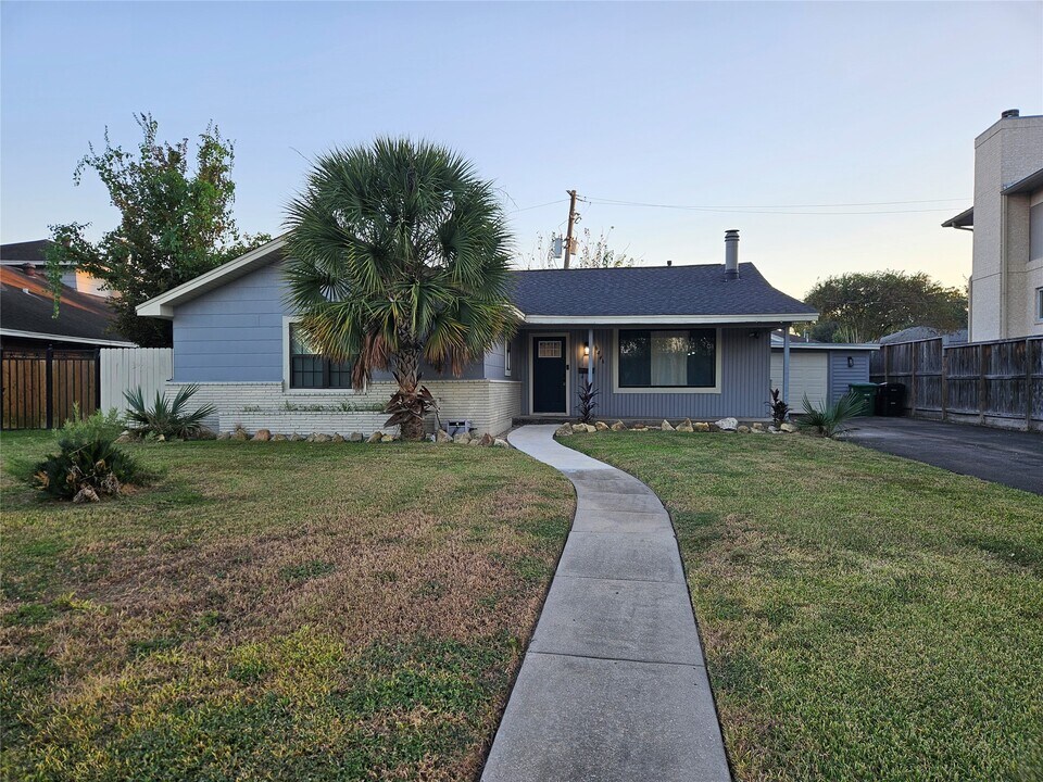 6446 Brookside Dr in Houston, TX - Building Photo