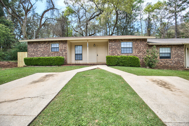 900 Meginnis Ln in Tallahassee, FL - Foto de edificio - Building Photo