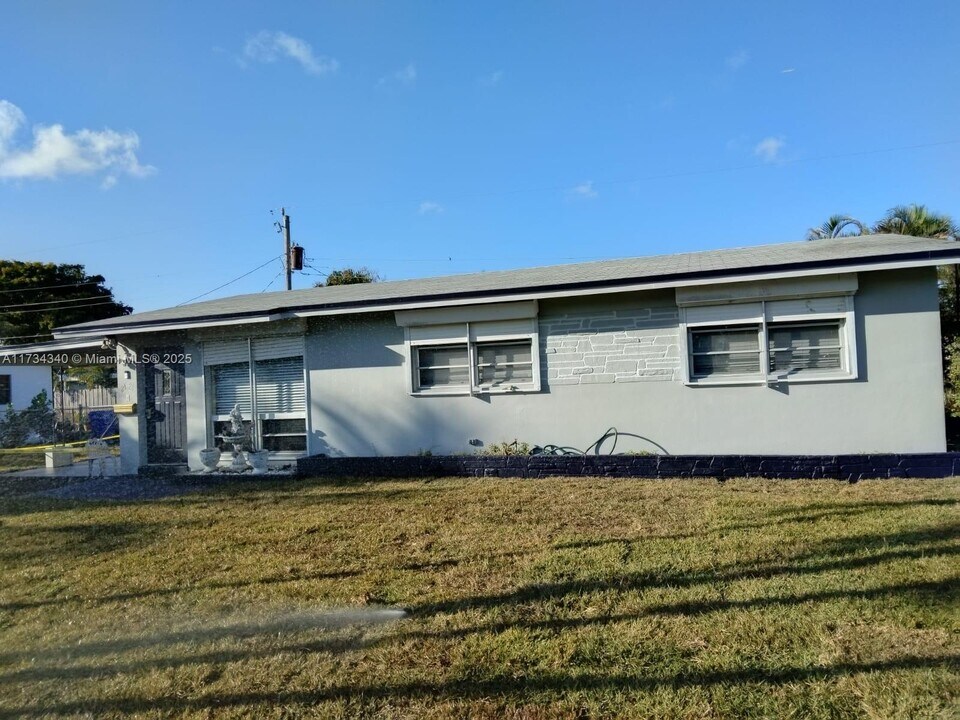 2421 SW 6th St in Fort Lauderdale, FL - Foto de edificio