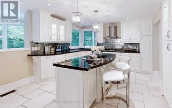 2413 Robin Dr in Mississauga, ON - Building Photo - Building Photo