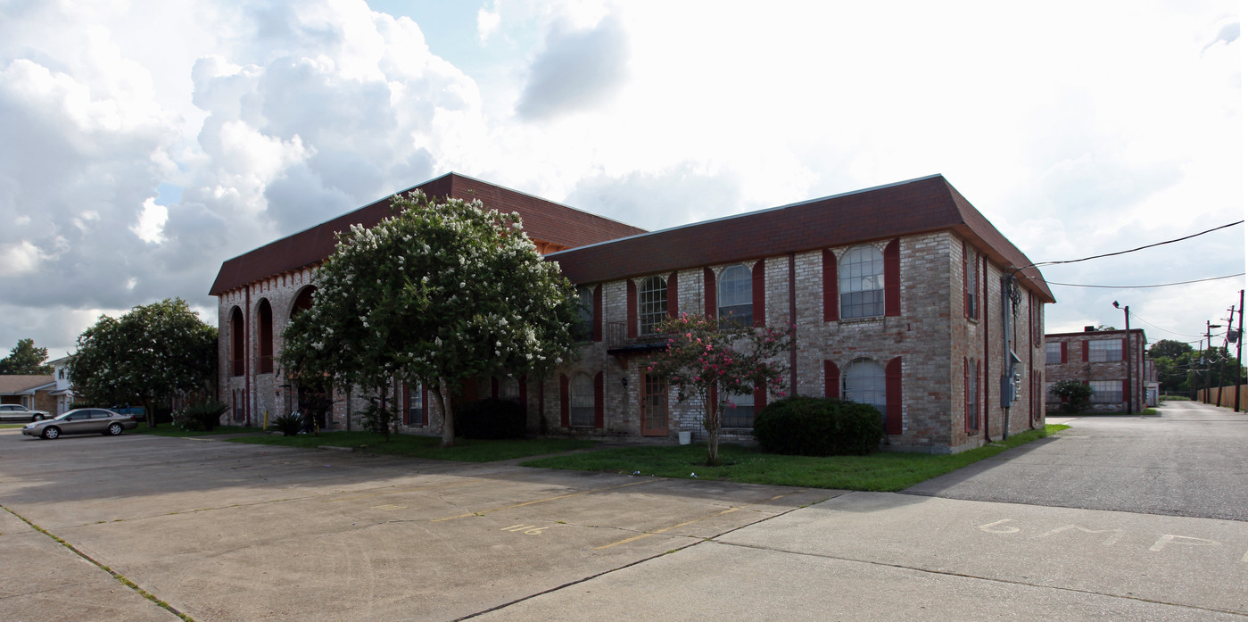 Aladdin Castle Apartments in Gretna, LA - Building Photo