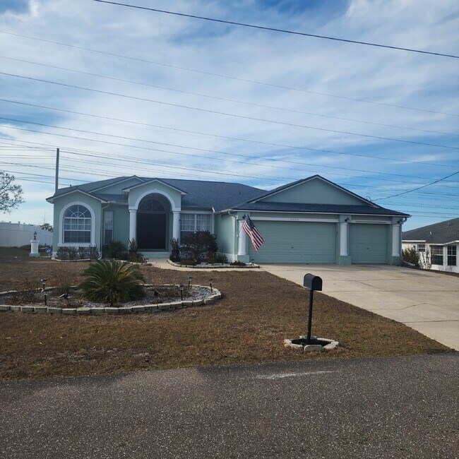 3073 Coronet Ct in Spring Hill, FL - Building Photo - Building Photo