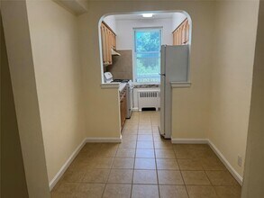 920 Pelhamdale Ave in Pelham Manor, NY - Building Photo - Building Photo