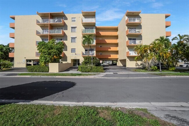 3545 NE 167th St in Miami, FL - Building Photo - Building Photo