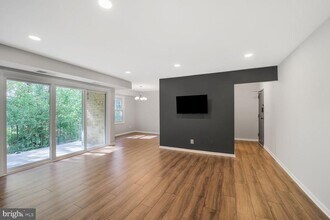 3860 Lyndhurst Dr-Unit -202 in Fairfax, VA - Building Photo - Building Photo