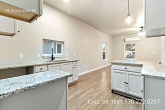 1010 W Lynwood Ave in San Antonio, TX - Building Photo - Building Photo