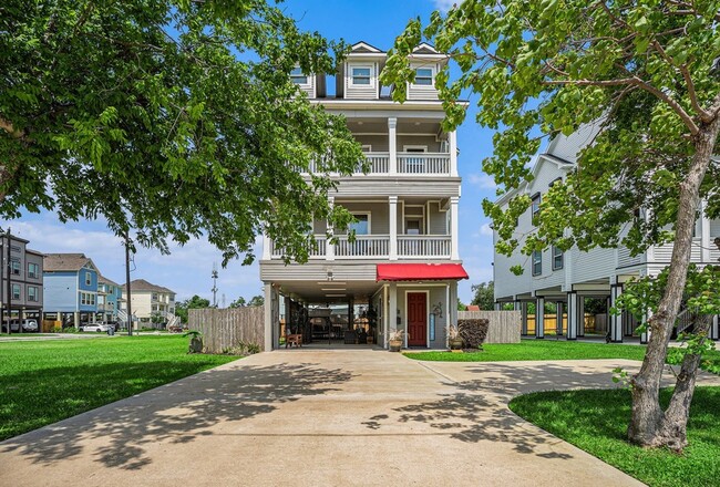 property at 1333 N Meyer Ave