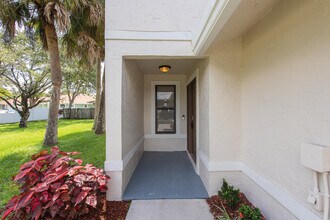 13861 Folkestone Cir in Wellington, FL - Building Photo - Building Photo