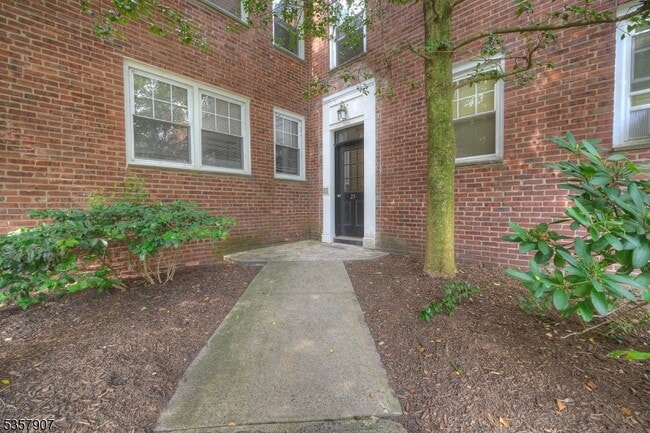349 Bloomfield Ave in Bloomfield, NJ - Building Photo - Building Photo