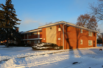 Holiday Lane Condominiums in Des Plaines, IL - Building Photo - Building Photo