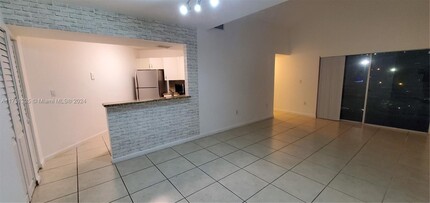 9715 Fontainebleau Blvd, Unit 302 in Miami, FL - Building Photo - Building Photo