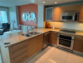 222 Karen Ave in Las Vegas, NV - Building Photo - Building Photo