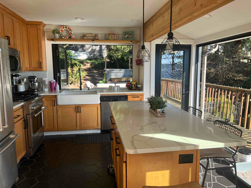 11557 Holmes Point Dr NE in Kirkland, WA - Building Photo