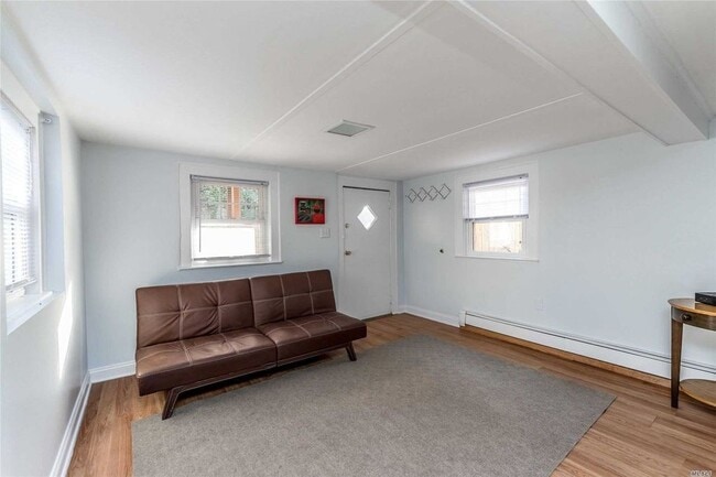 28 E Walnut St, Unit Ground in Long Beach, NY - Foto de edificio - Building Photo