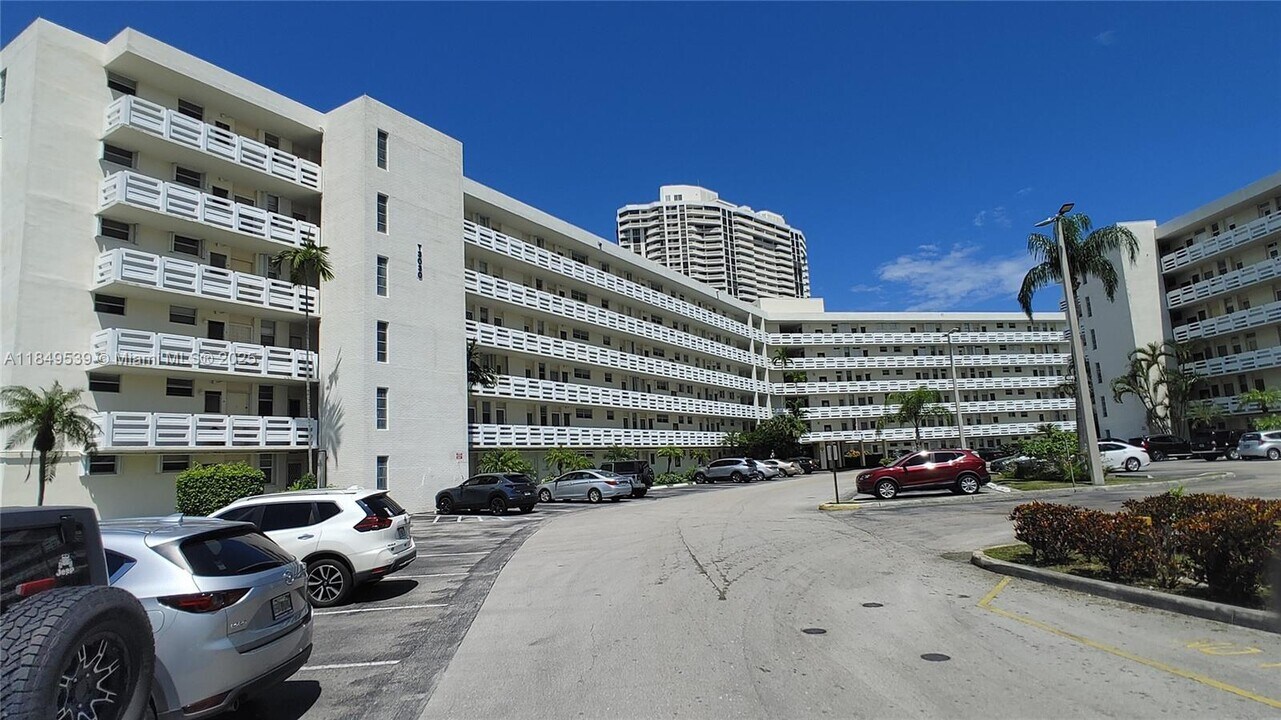 3030 Marcos Dr in Aventura, FL - Building Photo