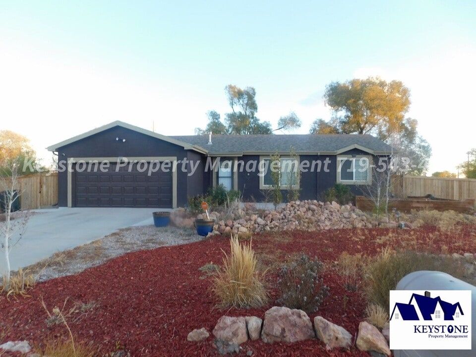 551 E Datura Dr in Pueblo West, CO - Foto de edificio
