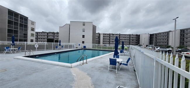 14140 SW 84th St-Unit -103-H in Miami, FL - Building Photo - Building Photo