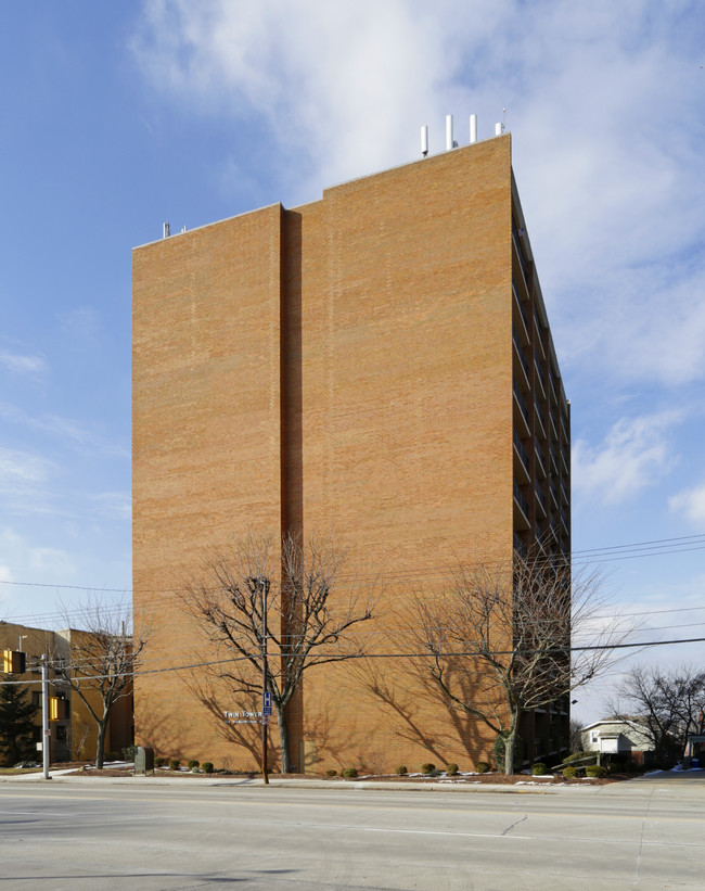 Twin Towers in Pittsburgh, PA - Building Photo - Building Photo