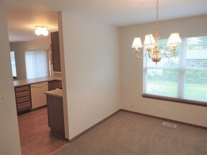 823 N Commonwealth Ave in Aurora, IL - Building Photo - Building Photo