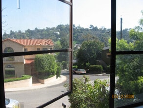 2261 Silver Ridge Ave in Los Angeles, CA - Foto de edificio - Building Photo