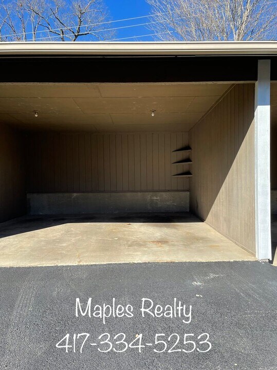 118 W Hensley St in Branson, MO - Building Photo