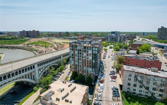 2222 Detroit Ave, Unit 403 in Cleveland, OH - Building Photo - Building Photo