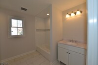 82 Pine St-Unit -2 in Verona, NJ - Building Photo - Building Photo