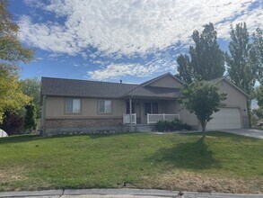 134 Lakeview Dr in Stansbury Park, UT - Building Photo - Building Photo