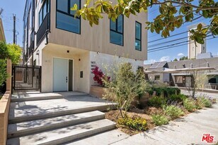 1413 S Doheny Dr in Los Angeles, CA - Building Photo