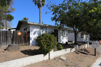 310-320 WASHINGTON St in Vista, CA - Building Photo - Building Photo