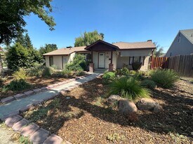 406 N Santa Cruz Ave in Modesto, CA - Building Photo