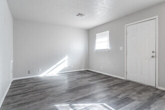 236 N M Ave in El Reno, OK - Foto de edificio - Building Photo