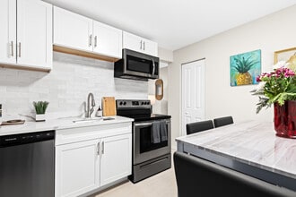 Woodward Heights Place in Hazel Park, MI - Foto de edificio - Building Photo