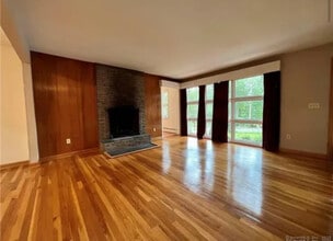 958 Dunbar Hill Rd in Hamden, CT - Foto de edificio - Building Photo