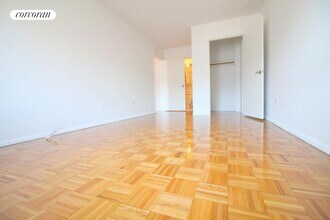 225 8th Ave in New York, NY - Foto de edificio - Building Photo