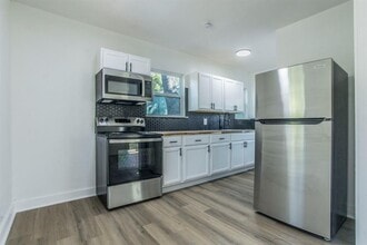 2215 N Elmendorf St in San Antonio, TX - Building Photo - Building Photo