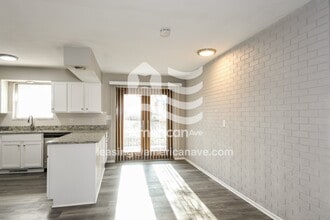 630 W Adams St in Belleville, IL - Foto de edificio - Building Photo