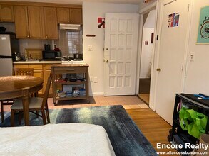 61 S Huntington Ave, Unit 302 in Boston, MA - Building Photo - Building Photo