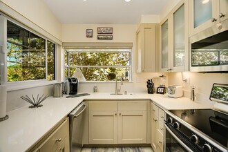 8840 Villa La Jolla Dr in San Diego, CA - Building Photo - Building Photo