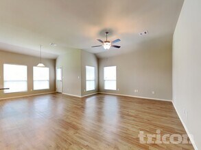955 Oak Falls Dr in Willis, TX - Foto de edificio - Building Photo