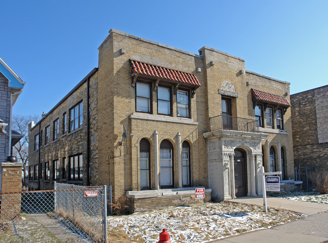 3730 N Port Washington Rd in Milwaukee, WI - Foto de edificio - Building Photo