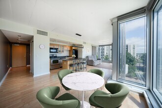 8151 33rd Ave S, Unit 305 E in Bloomington, MN - Foto de edificio - Building Photo