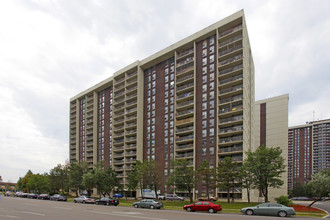 Ross Towers in Brampton, ON - Building Photo - Building Photo